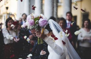 Artículo de blog de moda nupcial sobre tradiciones de boda con novios a la salida de la iglesia
