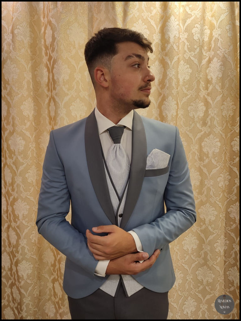 Detalle de traje de novio e invitado gris azulado