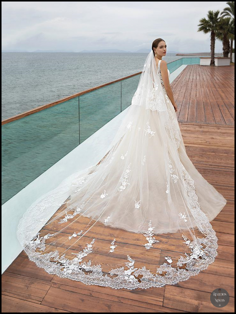 Detalle vestido de novia cosmobella con velo malaga