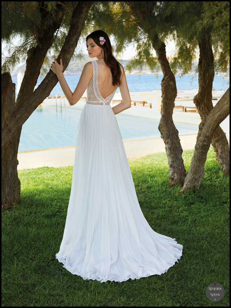 Detalle de vestido de novia con espalda hasta la cintura colección 2022