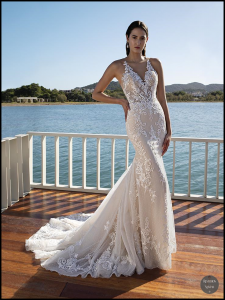 Vestido de novia cosmobella colección 2020 con tirante de encaje, ajustado y cola