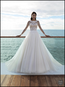 Vestido de novia cosmobella colección 2020 con falda de tul y cuerpo de pedrería y transparencia