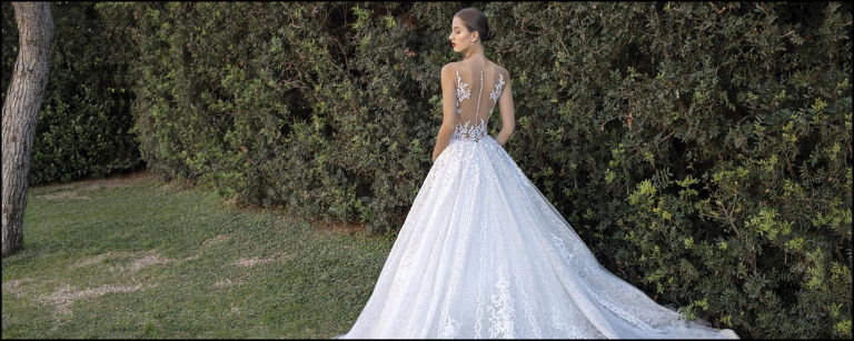 Vestido de novia en portada espalda transparente y cola larga