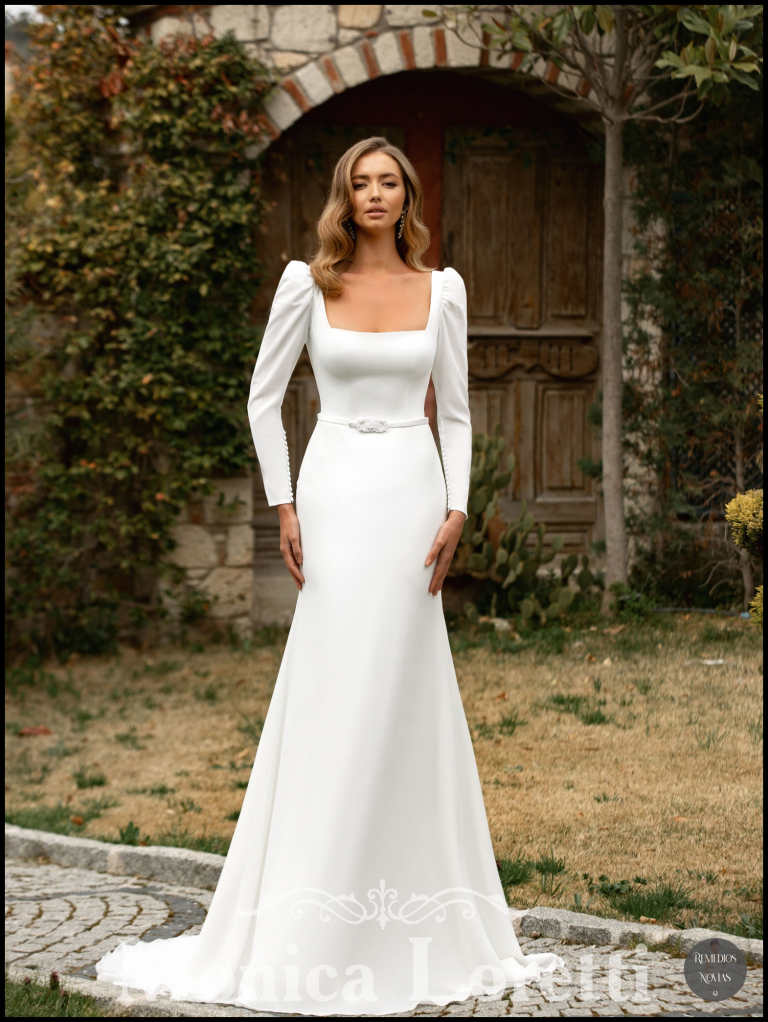 Vestido de novia en Málaga de Monica Loretti 8201 de manga larga y crepe