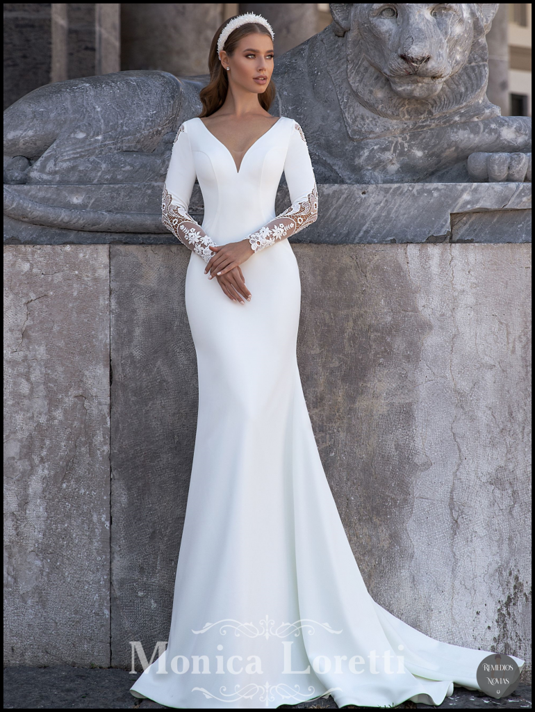 Vestido de novia Monica Loretti 8141 en Málaga con manga larga y escote en V