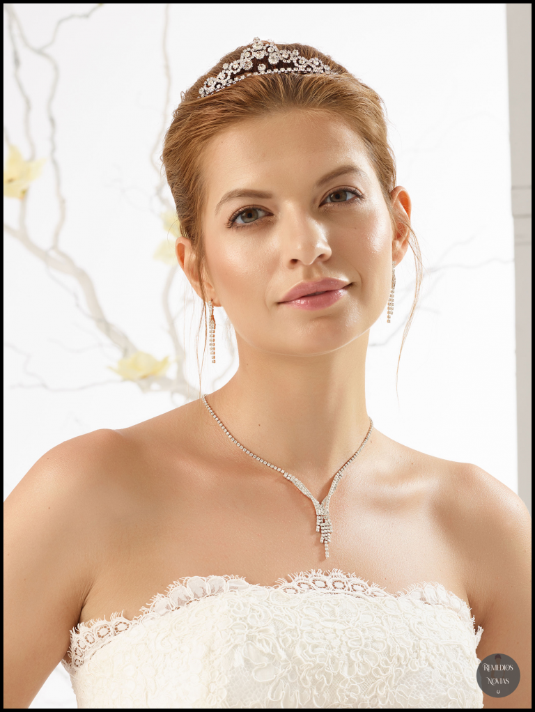 Complementos de joyería para novia con collar y pendientes largos y corona