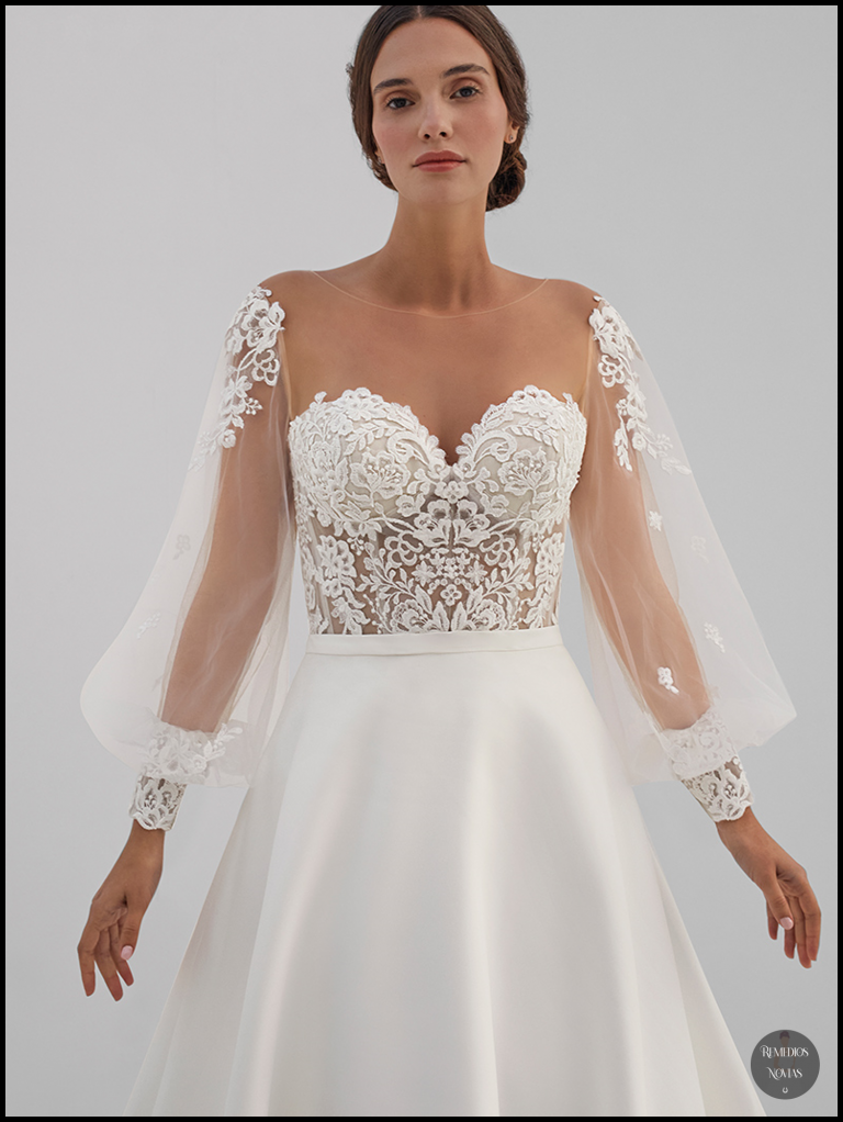Vestido de novia Demetrios modelo 20305 colección 2023 en málaga exclusivo con manga abullonada y escote corazón
