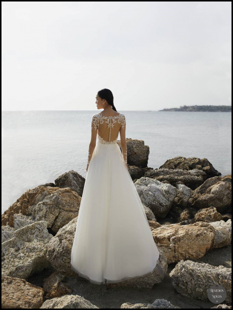 Vestido de novia oreasposa colección 2023 en málaga demetrios group L1068