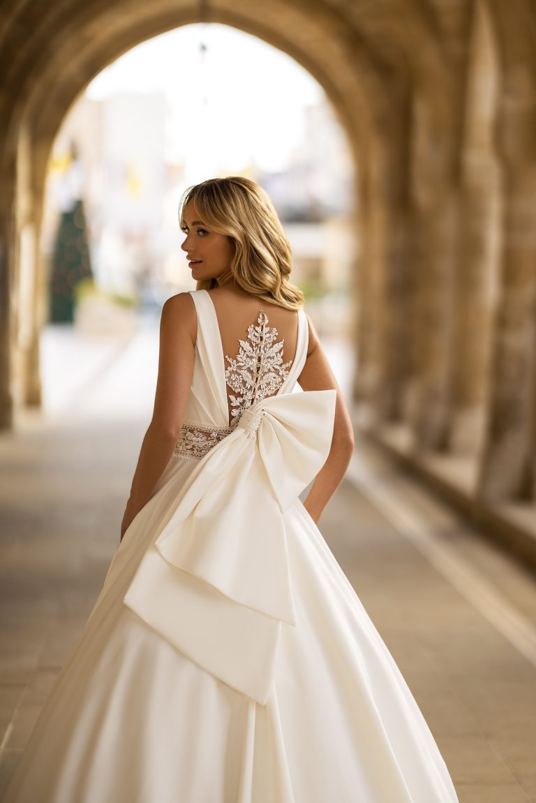 Vestido de novia daniela di marino 6405 con lazo y corte sirena nueva colección en Málaga