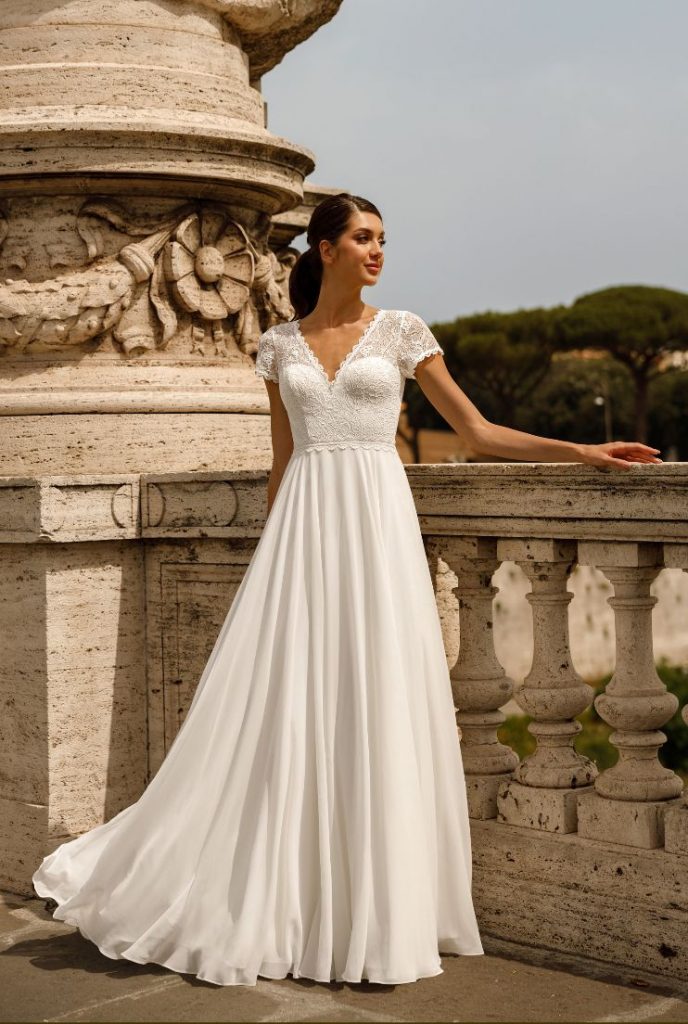 Vestido de novia Exclusivo Remedios en Málaga con encaje y manga corta