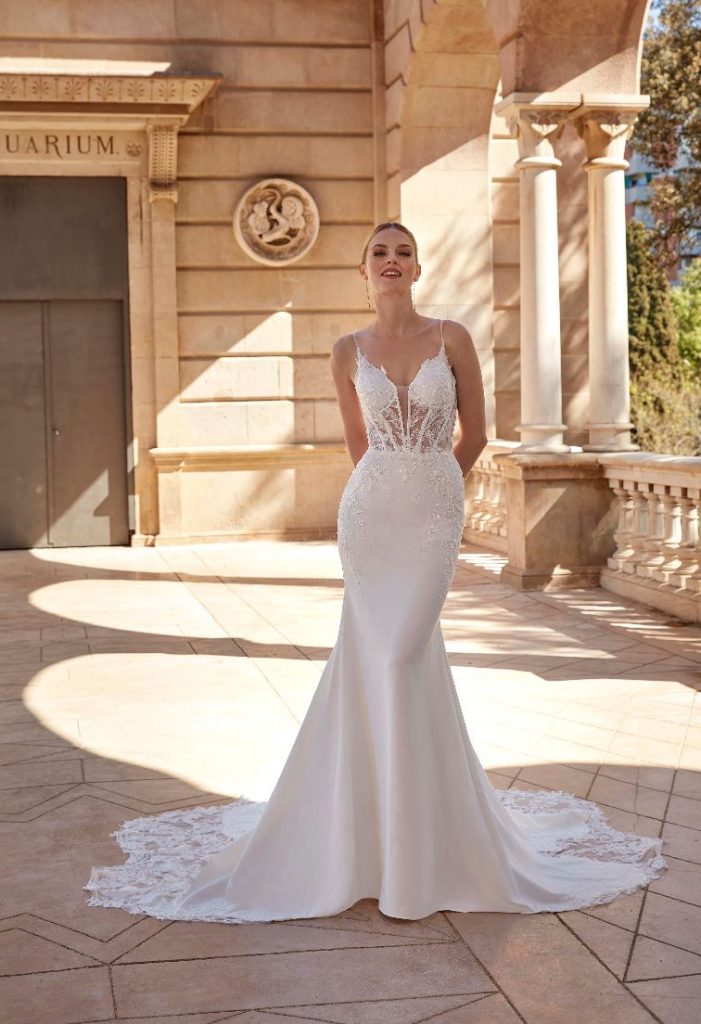 Vestido de novia exclusivo de Remedios Novias en Málaga en tienda con tirantes y pedrería