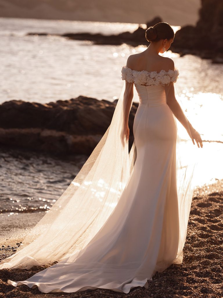 vestido novia nueva coleccion DR423 en remedios novias malaga escote de flores