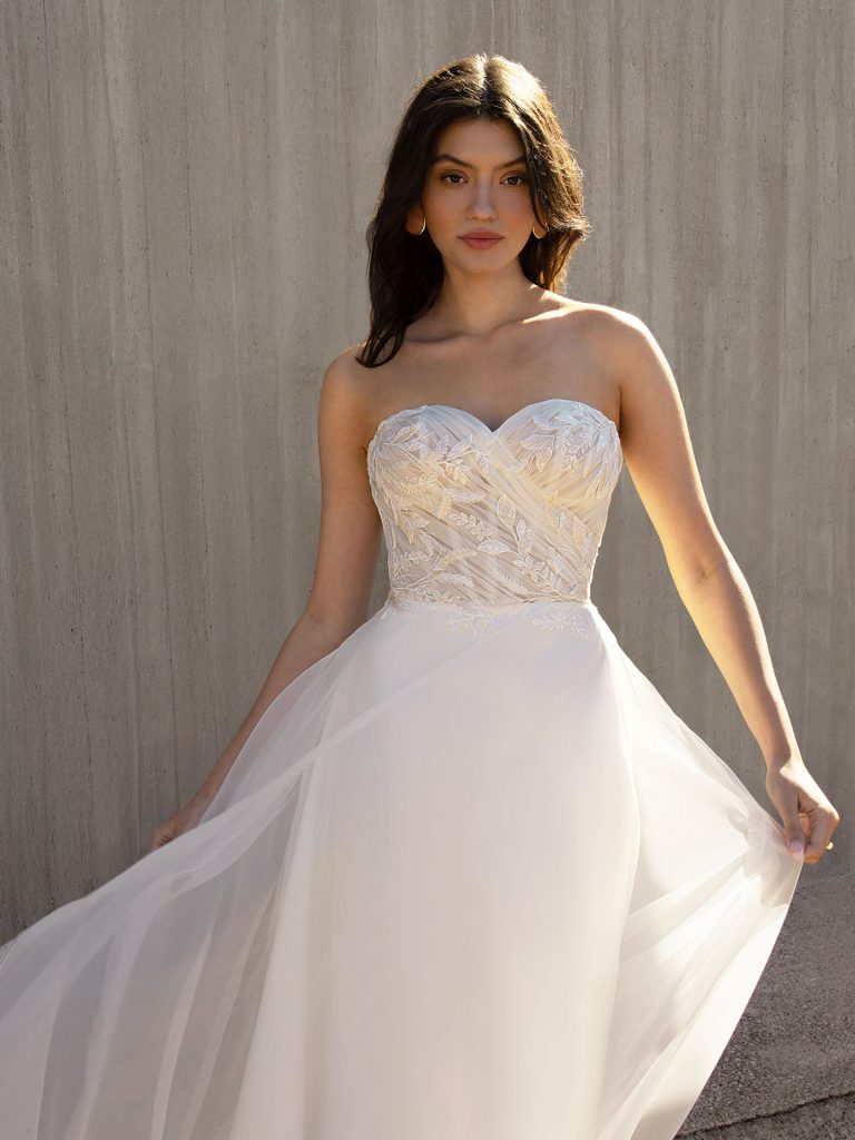Vestido novia nueva coleccion oreasposa demetrios L1173 remedios novias malaga moda nupcial escote corazón